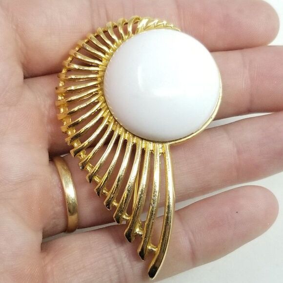 Vintage White and Gold Tone Wing or Eye Shape Modernist Style Brooch, Retro 80s - Picture 1 of 5